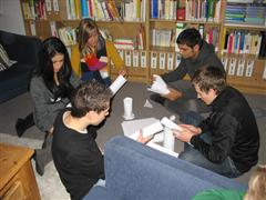 Schülerinnen und Schüler in einer Kleingruppenarbeit